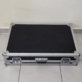 FLIGHT CASE CON MANIGLIA E 4 CHIUSURA A FARFALLA Esterno 81 x 55 x H10cm Interno 78 x 52 x H5 + 9cm - Usato